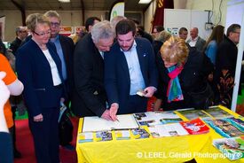 Signature du livre d'or de l'office de tourisme du coeur de l'Avesnois