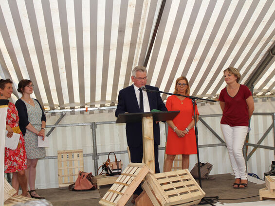 Remise officielle des clés de l'espace test agricole au gestionnaire du site : A Petits Pas