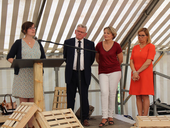 Remise officielle des clés de l'espace test agricole au gestionnaire du site : A Petits Pas