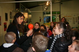 Les enfants découvrent le musée du verre de Sars Poteries.